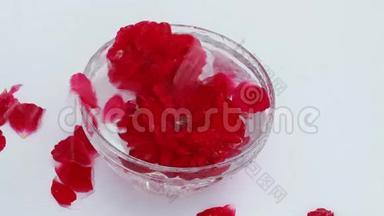 玫瑰花苞放在装有水的玻璃碗里